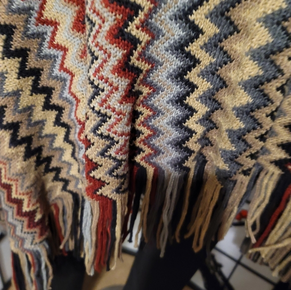 WOVEN HEART LADIES SHAWL WRAP WITH TASSELED SHAG/SIZE SMALL MEDIUM - Picture 11 of 14